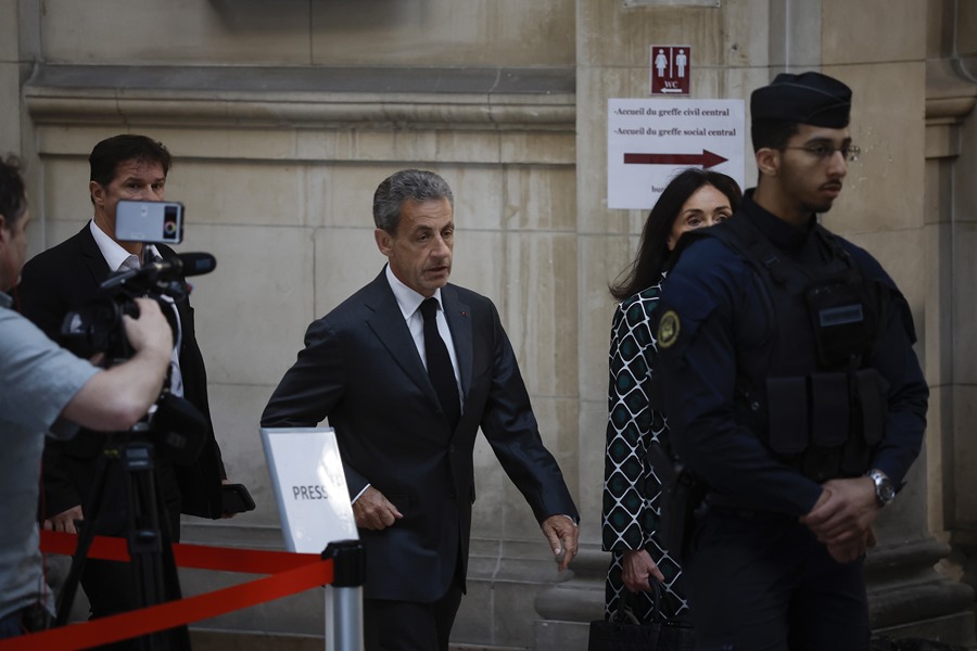 El expresidente francés Nicolas Sarkozy, tras conocer la confirmación de su sentencia, hoy en París. E