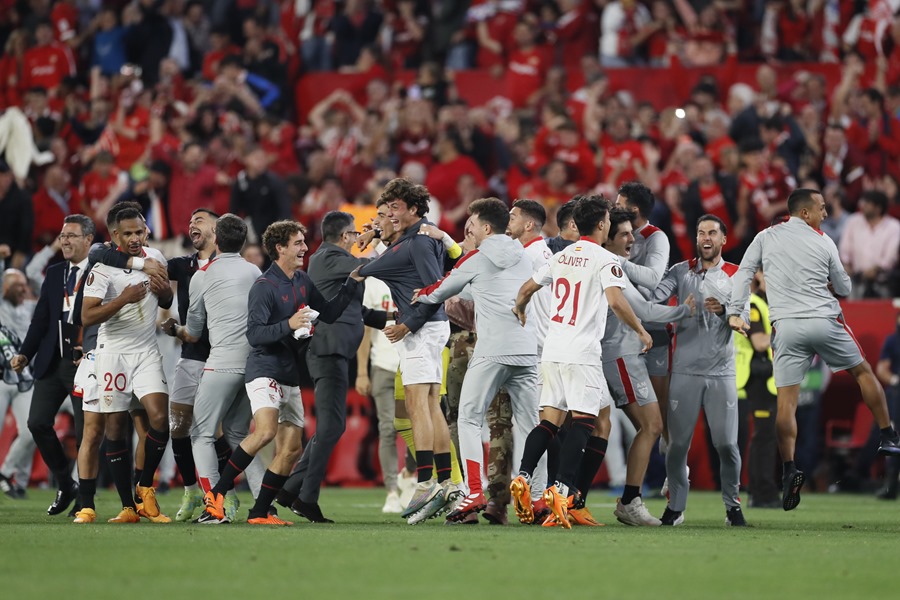Sevilla FC players celebrate their pass to the Europa League final