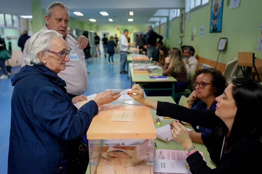 Una votante deposita la papeleta electoral en un colegio electoral de Madrid, el pasado domingo. 