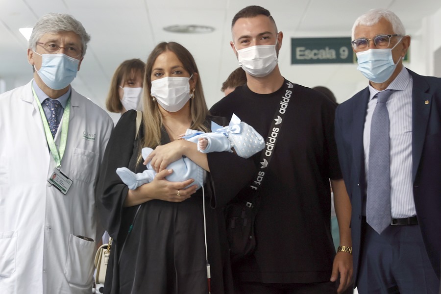 The couple formed by Tamara and Jesús pose with the Minister of Health, Manel Balcells (d), the head of the Gynecology service at the Hospital Clínic, Francisco Carmona (i), and their son, little Jesús.