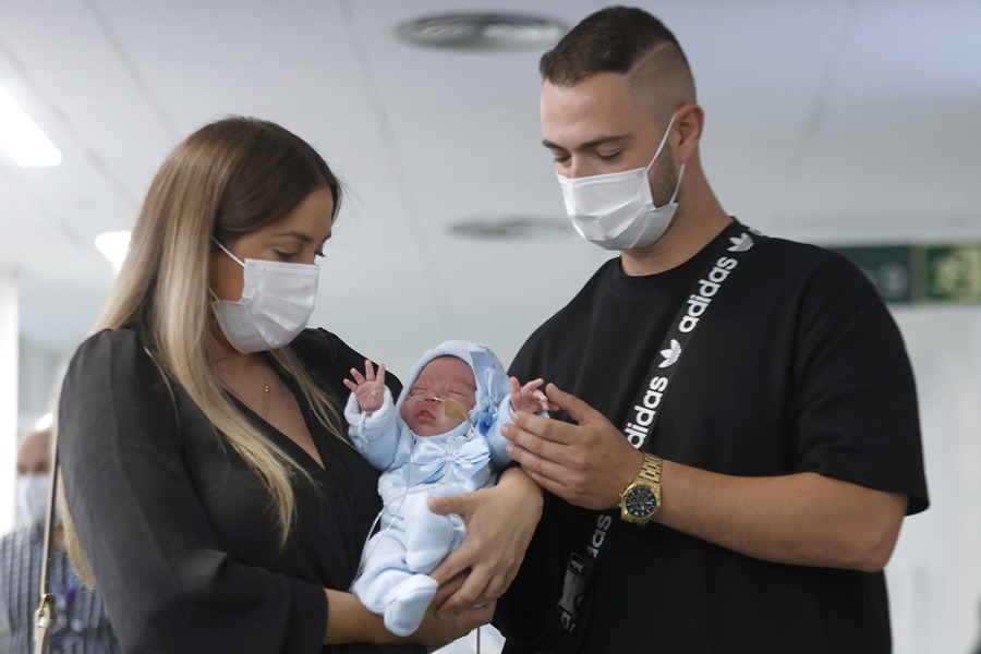 The couple formed by Tamara and Jesús pose with their son, little Jesús, who has become the first baby born in Spain to a woman who received a uterine transplant in 2020