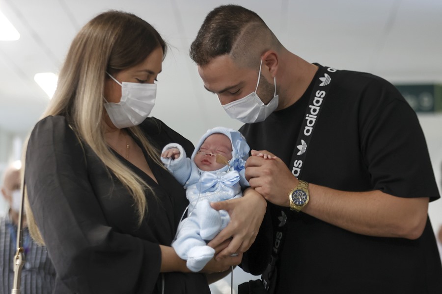 La pareja formada por Tamara y Jesús posan con su hijo, el pequeño Jesús, que se ha convertido en el primer bebé nacido en España de una mujer trasplantada del útero.