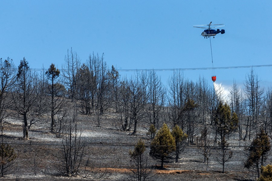 Un helicóptero trabaja para extinguir el incendio en la comarca del Arlanza en Burgos, el pasado verano. 