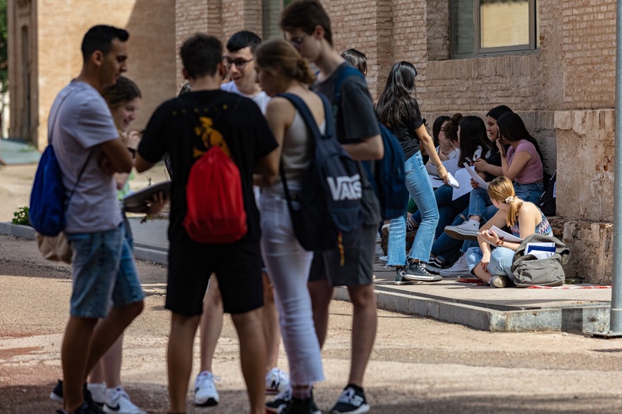 Varios estudiantes en la entrada de la universidad, en una imagen de archivo