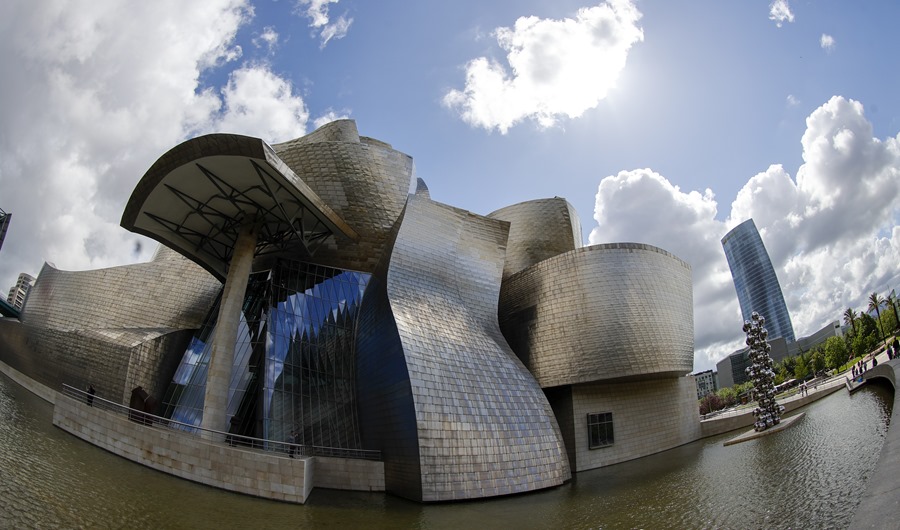 Emblemático edificio de arquitectura, el museo Guggenhiem de Bilbao. Ubanismo sostenible en las ciudades