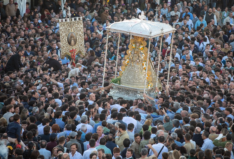 Los romeros de las 127 hermandades filiales de la Virgen del Rocío durante la procesión por las calles de la aldea almonteña de El Rocío (Huelva).