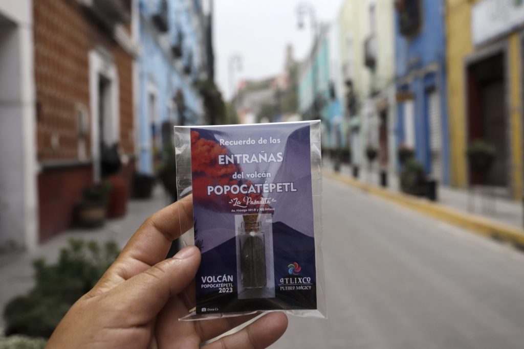 Artesanos de México vende la ceniza del volcán Popocatépetl