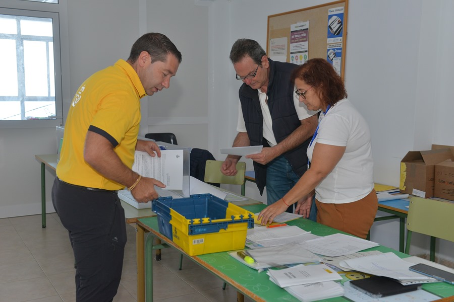 Un trabajador de Correos hace entrega ayer de los votos por correo en una mesa de El Hierro.