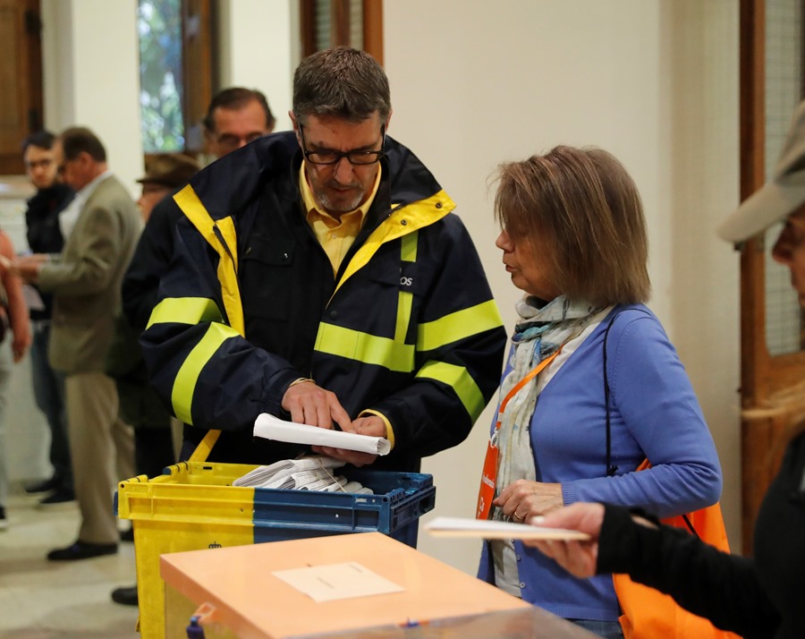 Cómo exigir el DNI para votar por correo, a debate tras el fraude de Melilla