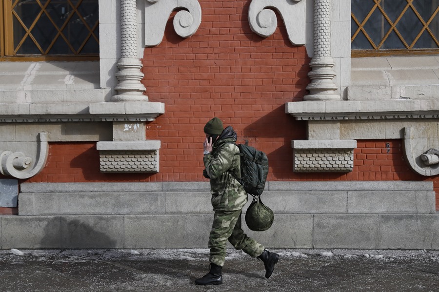 Un hombre de uniforme en una calle de Moscú. El grupo Wagner avanza en Bajmut