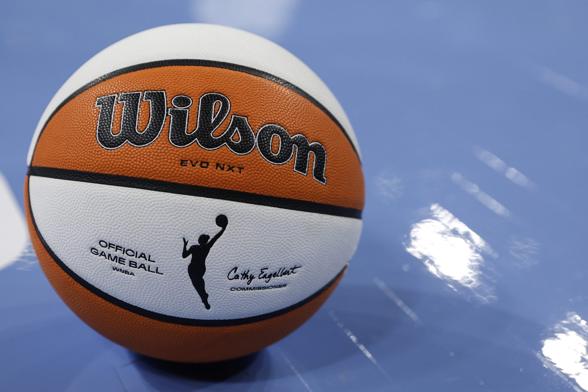 Bola de baloncesto Wilson en el suelo durante un partido de la WNBA.