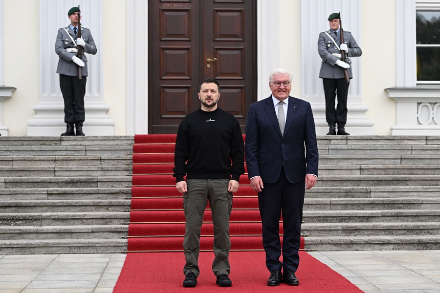 El presidente de Ucrania, Volodymyr Selenski (i), junto con su homólogo de Alemania, Frank-Walter Steinmeier, se encuentra en Berlín.