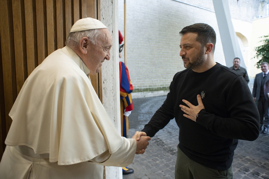 Fotografía cedida por el Vaticano del papa Francisco (i) y el presidente ucraniano, Volodímir Zelenski.