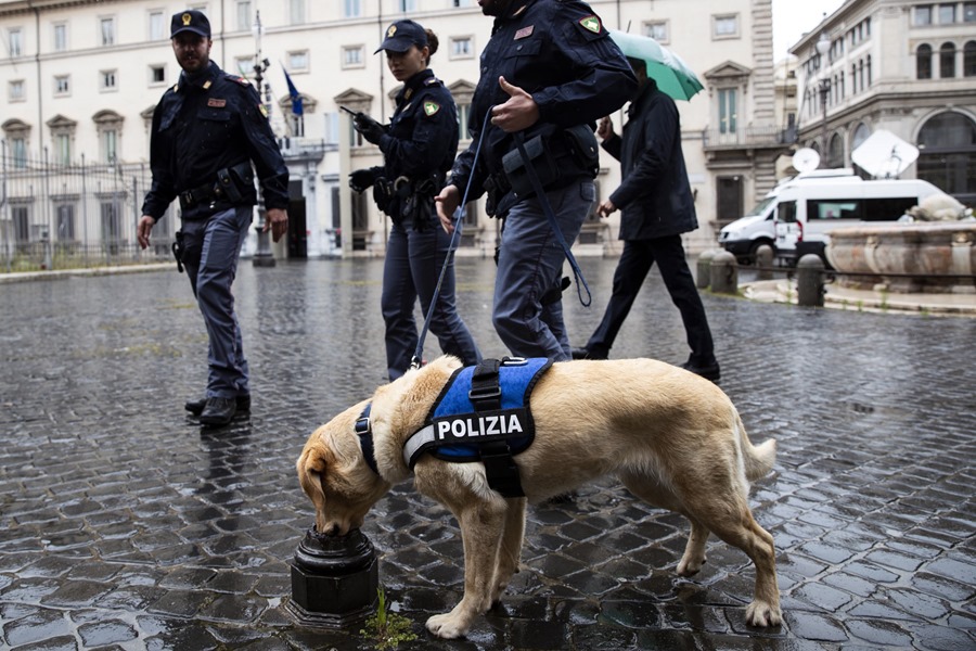 Policías italianos patrullan por las calles de Roma ante la visita del presidente de Ucrania, Volodomir Zelenski.