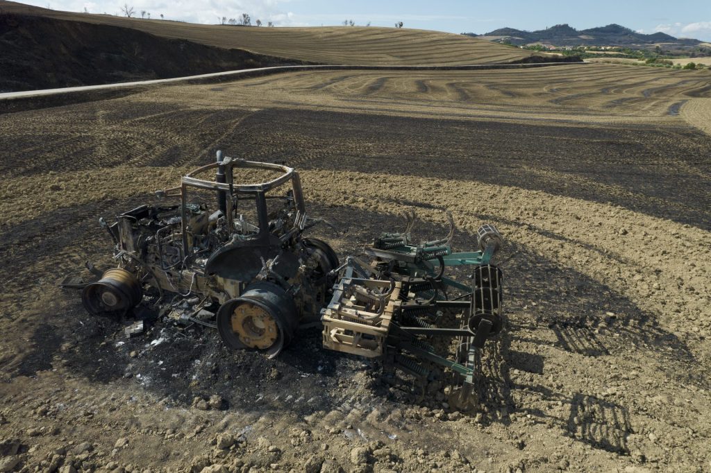 Imagen de un tractor calcinado en el incendio forestal declarado en junio de 2022 entre Legarda y Obanos