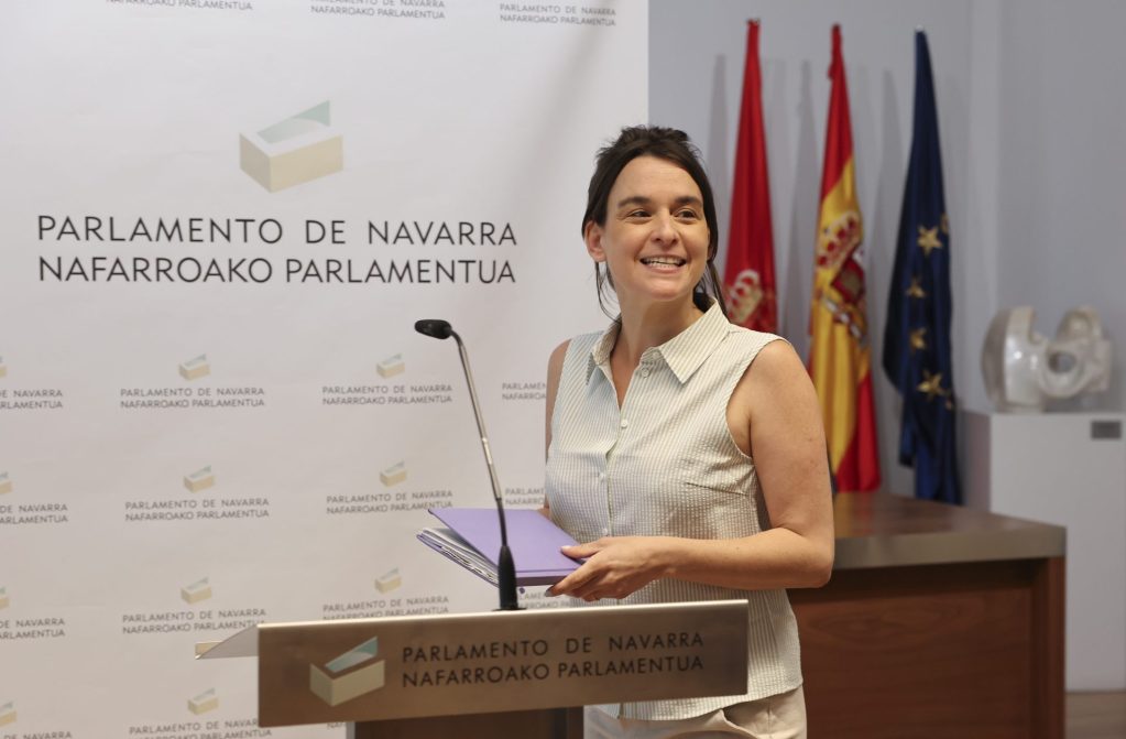 La portavoz de Contigo-Zurekin, Begoña Alfaro, en la rueda de prensa tras reunirse con el presidente del Parlamento foral en la ronda de búsqueda de candidatos a presidir Navarra