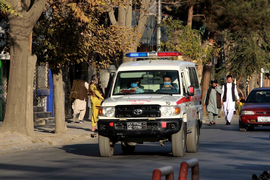 Una ambulancia cerca del lugar de una explosión en una mezquita en Afganistán