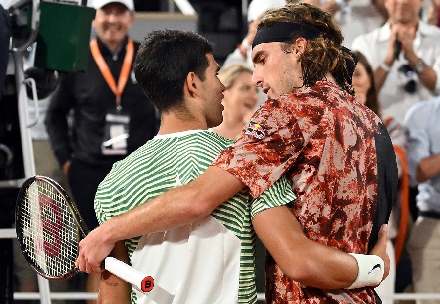 El español Carlos Alcaraz (I) recibe la felicitación del griego Stefanos Tsitsipas (d) tras su victoria este martes en los cuartos de final de Roland Garros, en París. 
