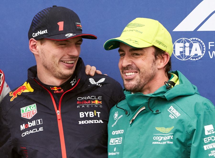 El piloto holandés de Fórmula 1 Max Verstappen (i) y el español Fernando Alonso (d) después de la sesión de calificación del Gran Premio de Fórmula Uno de Canadá.