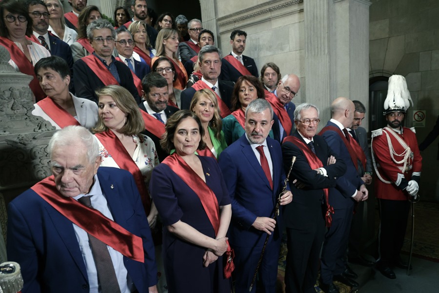 El socialista Jaume Collboni (c) flanqueado por el candidato de JxCat, Xavier Trias (3d), y la candidata de BCNComú, Ada Colau (2i), durante la foto de familia tras el pleno en el que Collboni ha sido elegido nuevo alcalde de Barcelona..