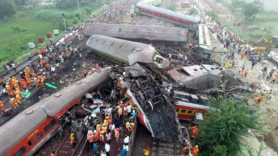 Tragedia en India: Al menos 238 muertos y 900 heridos al chocar tres trenes
