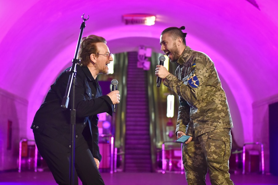 El cantante de U Bono (i), interpreta una canción con Taras Topolya, del grupo ucraniano Antytila.