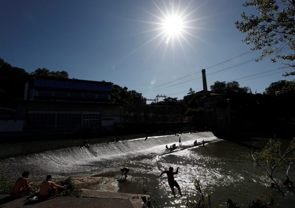 Jóvenes se bañan en el río Arga, en Navarra, en una jornada de calor.