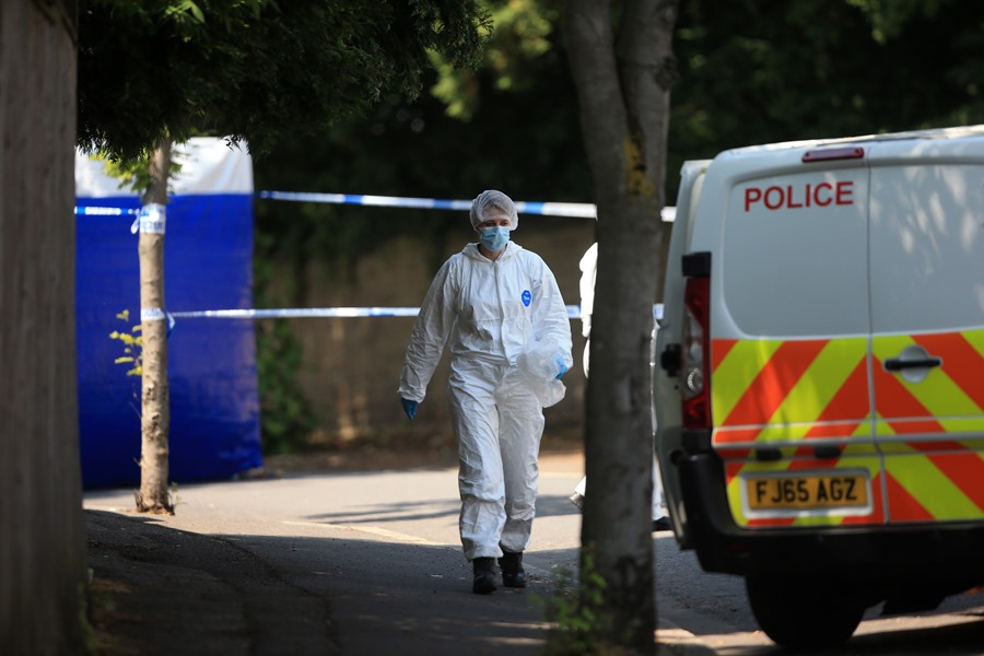 Policías en la zona donde se produjo el asesinato de tres personas en Nottingham. 