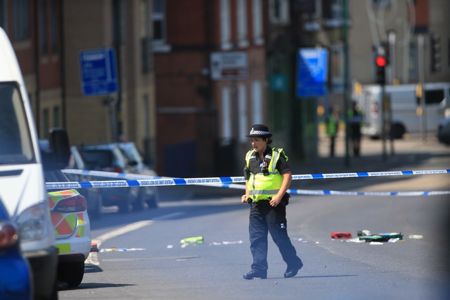 Una agente de policía en la escena de los hechos en Ilkeston Road, Nottingham, donde tres personas han sido encontradas muertas