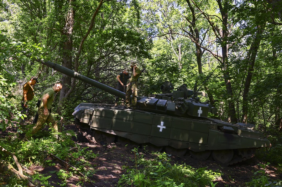 Mlitares de la 30.a Brigada Mecanizada Príncipe Kostiantyn Ostrozky de Ucrania en un tanque confiscado a las tropas rusas en las cercanías de Bajmut, el pasado 19 de junio.