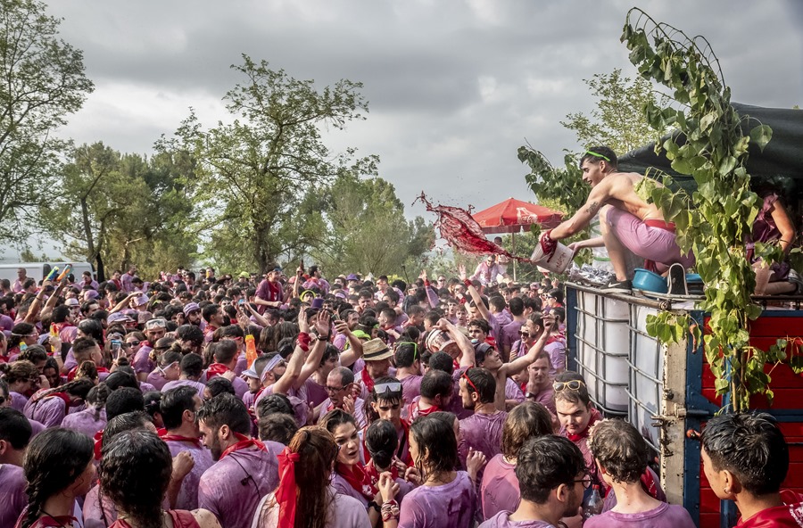 Unos 6.000 "guerreros" se arrojan unos 30.000 litros de vino como "arma" durante la tradicional Batalla del Vino, declarada Fiesta de Interés Nacional, en la ciudad riojana de Haro, este jueves.