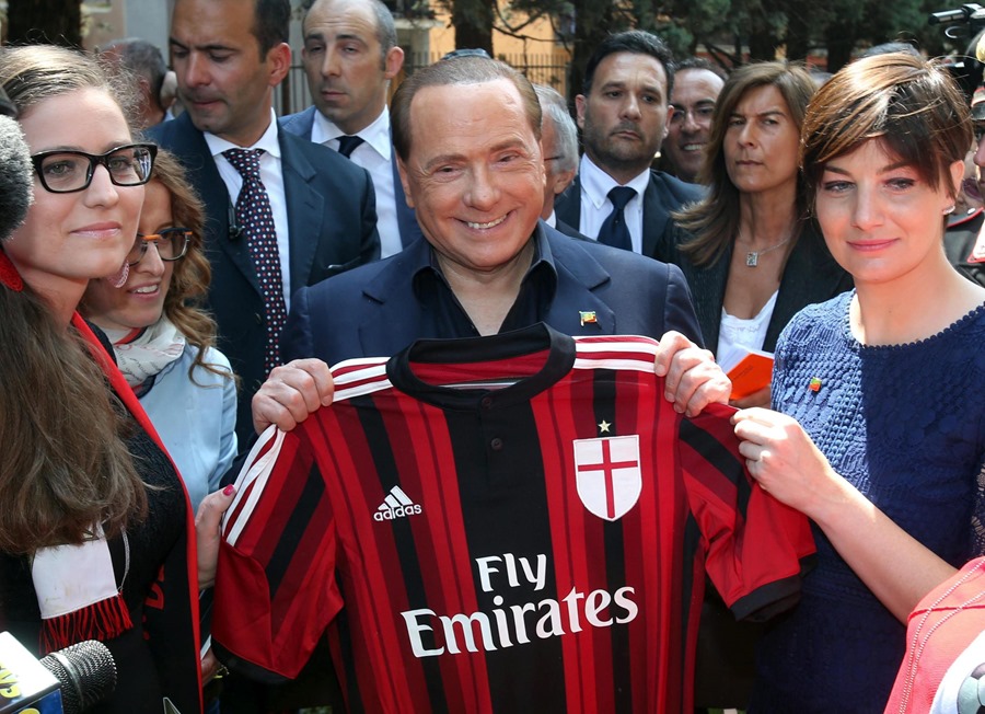 El ex primer ministro italiano y propietario del AC Milan, Silvio Berlusconi, posaba con la camiseta del club durante su visita al equipo femenino  en Saronno, Varese, Italia, en 2015