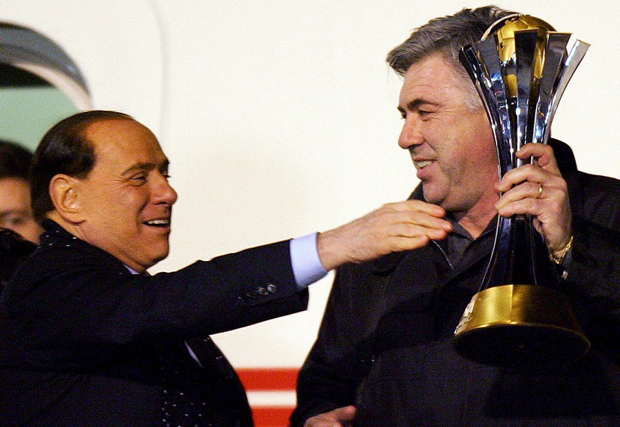  El presidente del AC Milán, Silvio Berlusconi (i), junto al entrenador Carlo Ancelotti (d) con el trofeo de la Copa Mundial de Clubes 2007