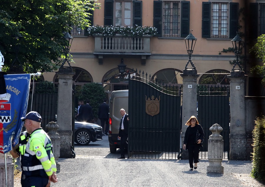 Entrada principal de Villa San Martino en Arcore, la mansión de Silvio Berlusconi