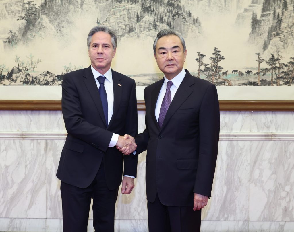 El director de la Oficina de la Comisión de Asuntos Exteriores del Comité Central del PCCh, Wang Yi, y el Secretario de Estado de EE. UU., Antony Blinken (i),este lunes en Pekín