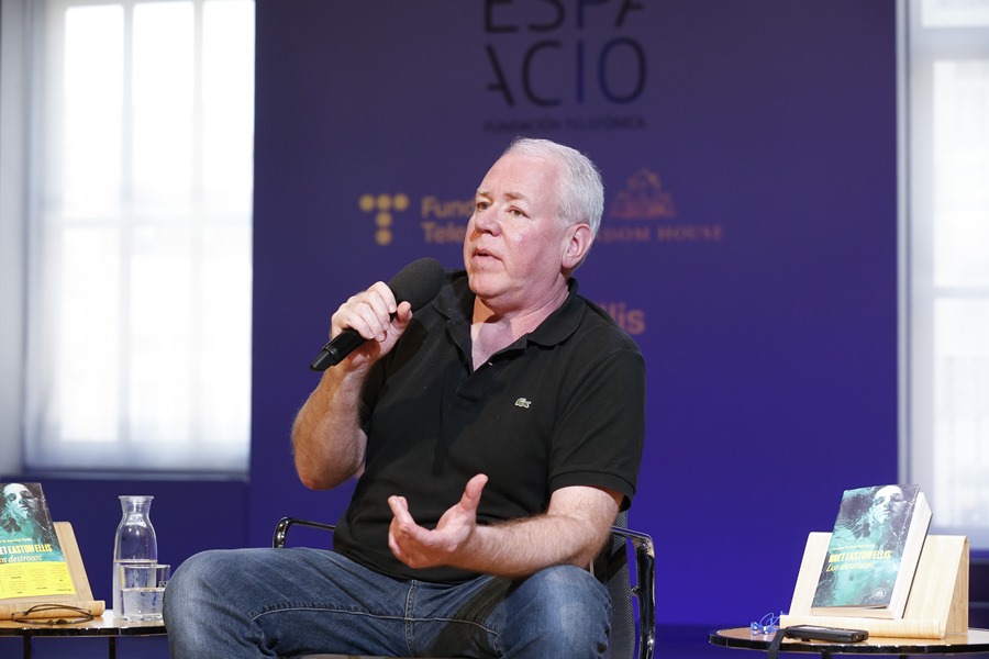 El escritor estadounidense Bret Easton Ellis durante la presentación de su última novela 'Los destrozos' en la Fundación Telefónica en Madrid este lunes.
