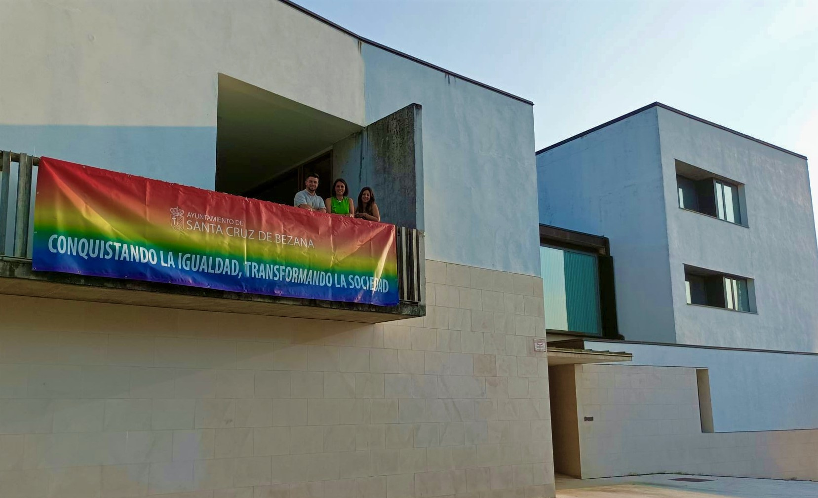 La bandera LGTBI colgada en la fachada del Ayuntamiento de Santa Cruz de Bezana. EFE/ Ayuntamiento de Bezana.