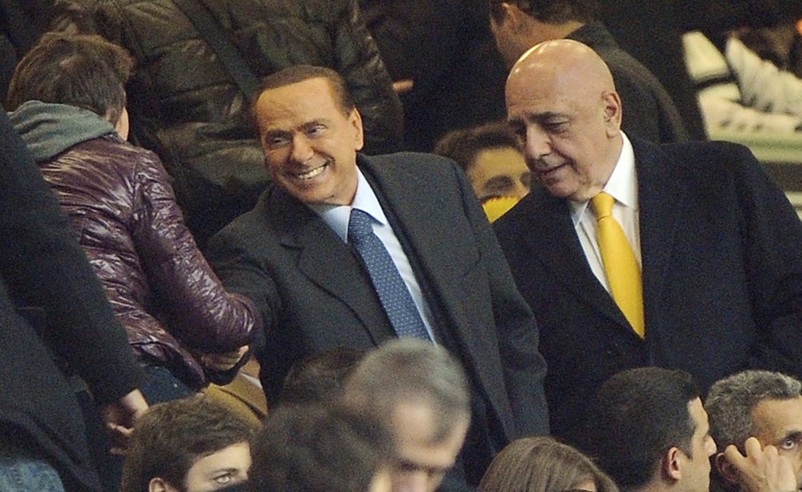El ex primer ministro italiano Silvio Berlusconi (2i) a su llegada a un partido de la Serie A italiana entre el AC Milan y el Juventus FC en el estadio Giuseppe Meazza en Milán, Italia, en 2012. 