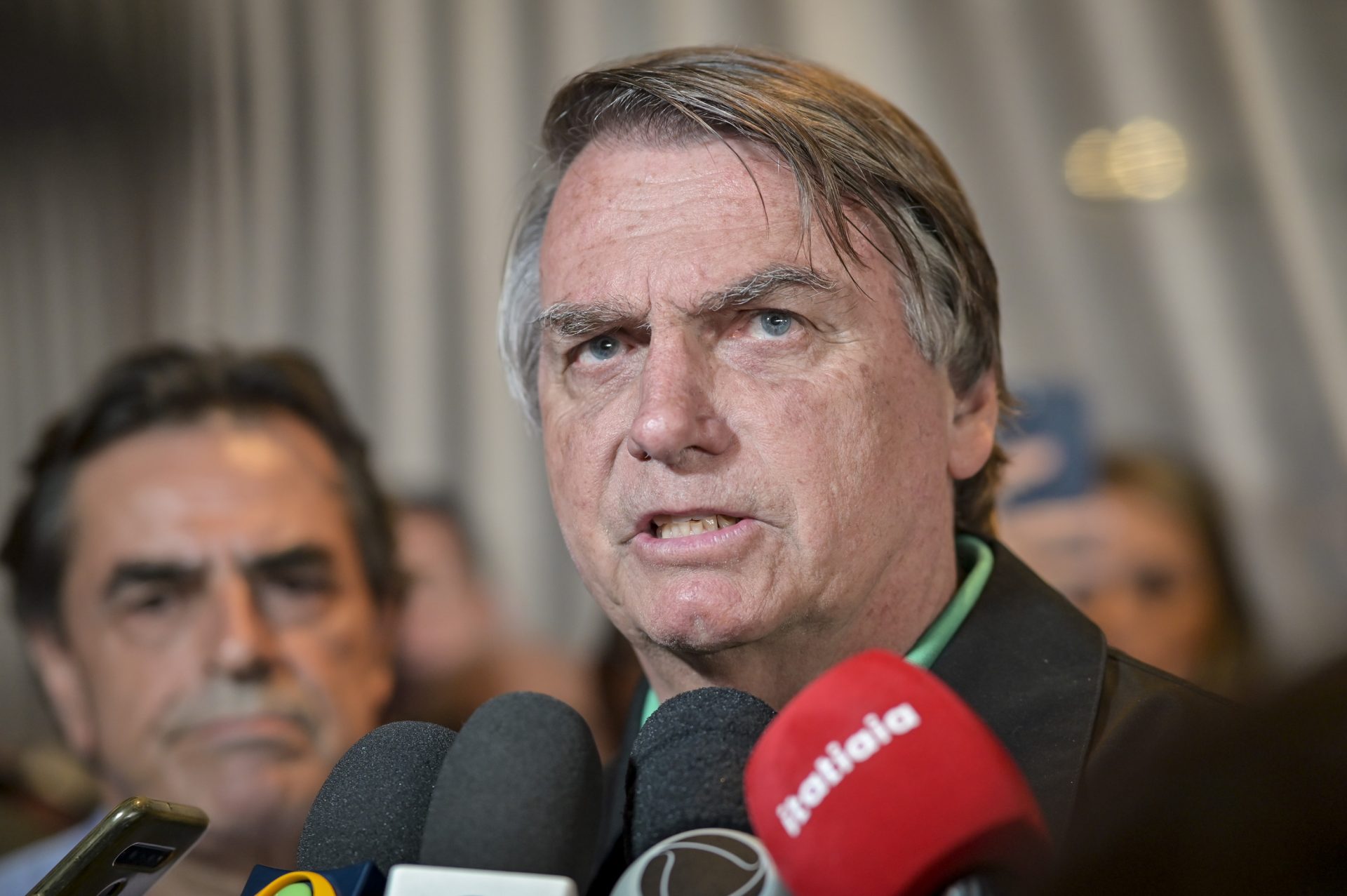 El expresidente de Brasil Jair Bolsonaro, participa de una rueda de prensa hoy en Belo Horizonte (Brasil). EFE/João Guilherme Arenazio