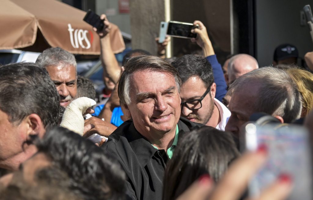 El expresidente de Brasil Jair Bolsonaro, sale de una rueda de prensa hoy en Belo Horizonte (Brasil). EFE/João Guilherme Arenazio