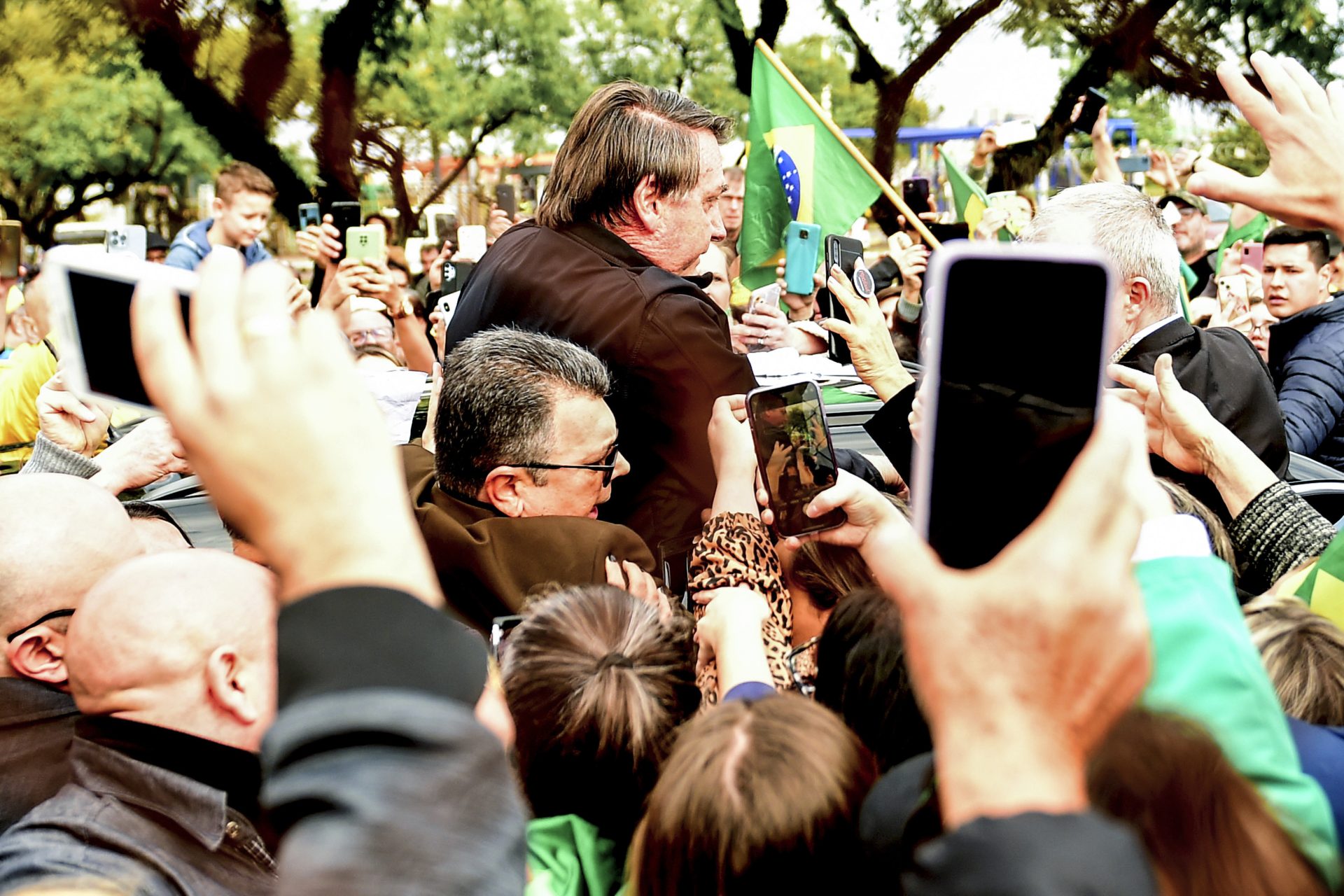 El expresidente brasileño Jair Bolsonaro es recibido hoy por simpatizantes en Porto Alegre, Río Grande do Sul (Brasil). EFE/Ricardo Rimoli