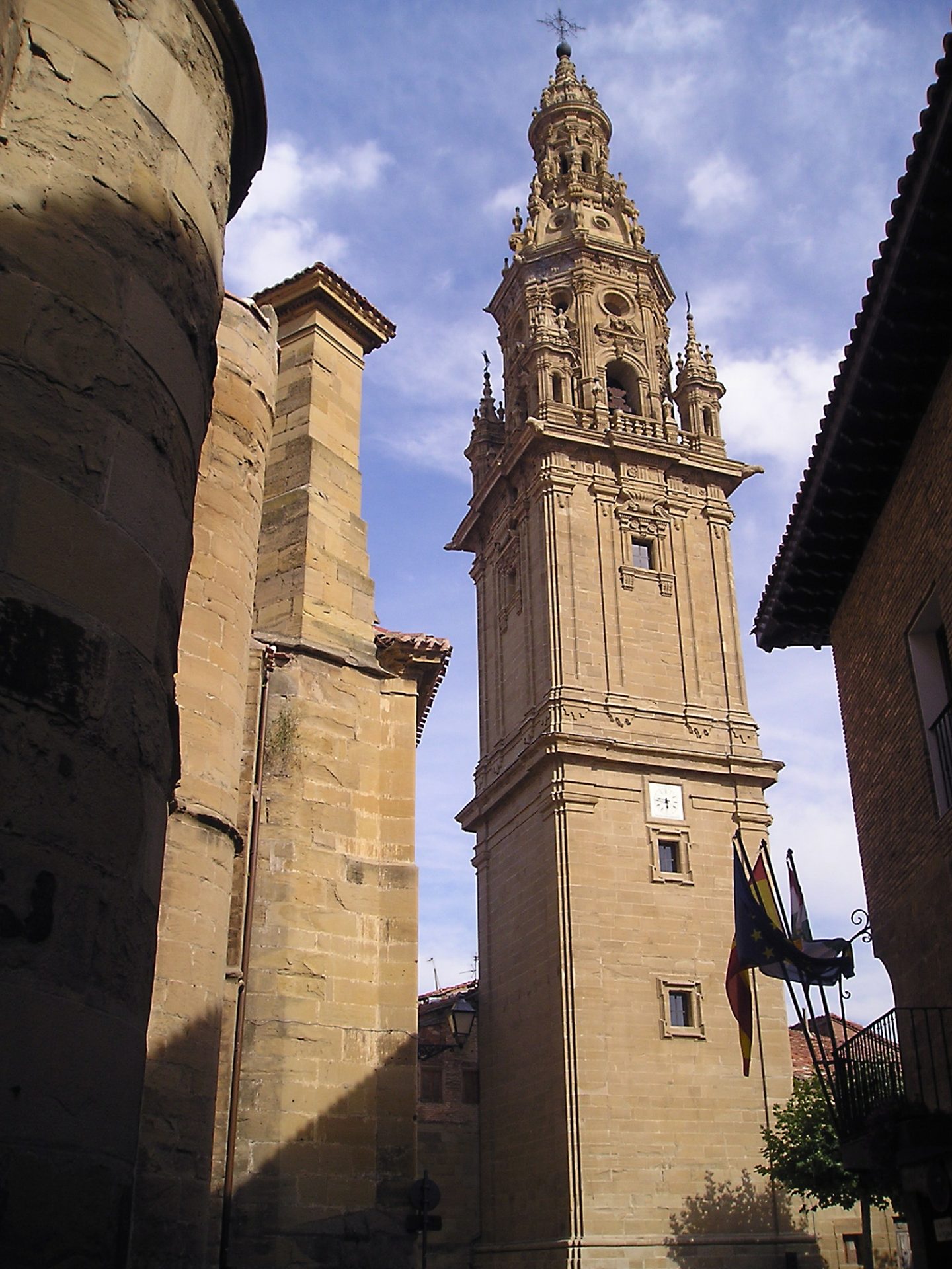 Imagen de la catedral de Santo Domingo de la Calzada, municipio en el que el PP ha llegado a un acuerdo de gobernabilidad con el partido Por La Rioja. EFE/Juana Benet
