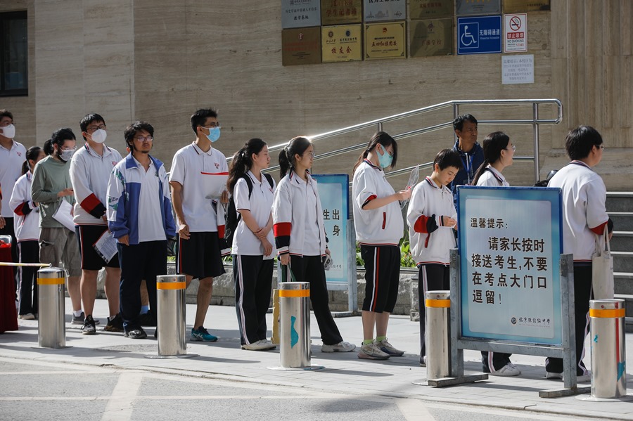 Estudiantes esperan su turno para acceder al centro en el que van a realizar el examen de ingreso a la universidad nacional de China en Pekín