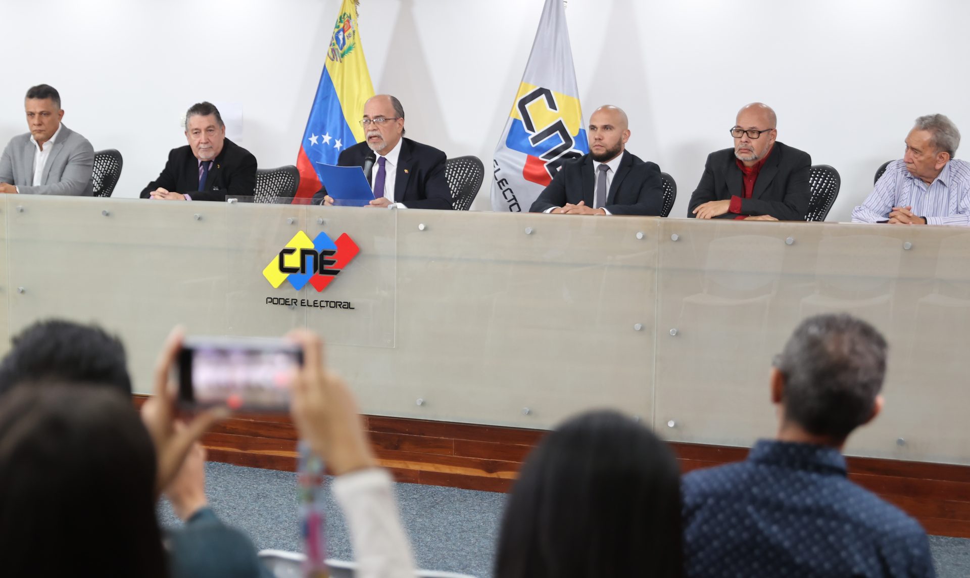 El presidente del Consejo Nacional Electoral (CNE) de Venezuela, Pedro Calzadilla (3-i), ofrece una rueda de prensa hoy, en Caracas (Venezuela). EFE/Miguel Gutiérrez