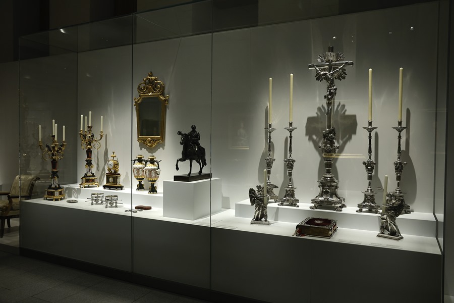 Vitrina con algunos de los objetos de la Galería de las Colecciones Reales.