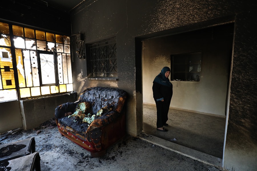Una mujer palestina en el interior de su casa, incendiada por colonos israelíes el pasado 21 de junio, en la aldea de Tumus Aya, cerca de Ramala, Cisjordania.