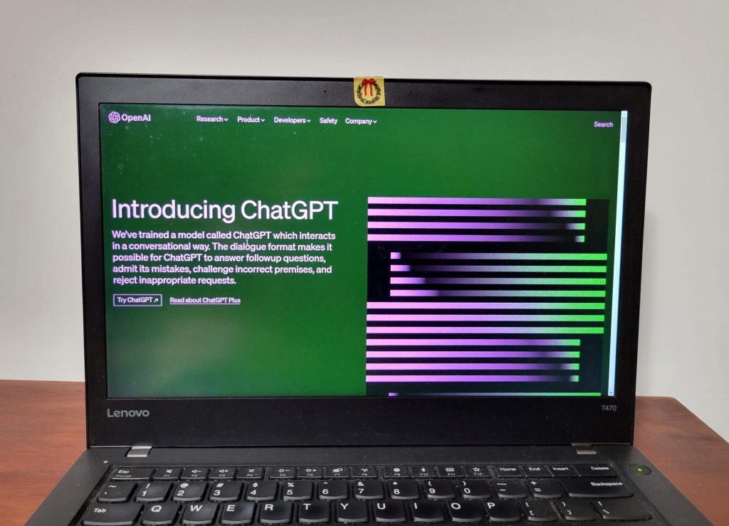 Fotografía de archivo de una computadora con la portada de ChatGPT, un programa de inteligencia artificial desarrollada por la empresa OpenAI. EFE/Latif Kassidi