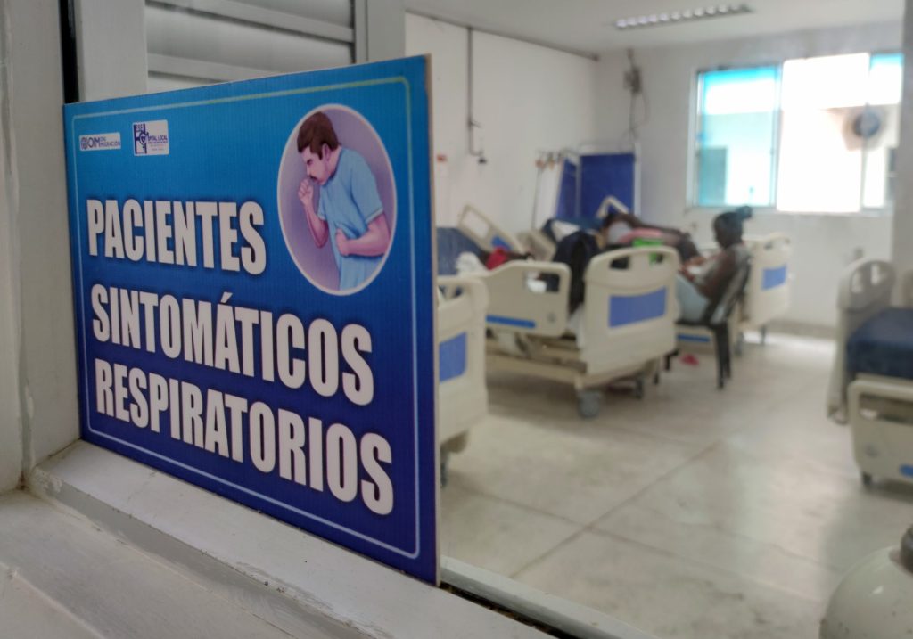 Personal médico atiende a pacientes en el hospital Ismael Roldán, el 05 de mayo de 2023, de Quibdó (Colombia). EFE/Juan Diego López