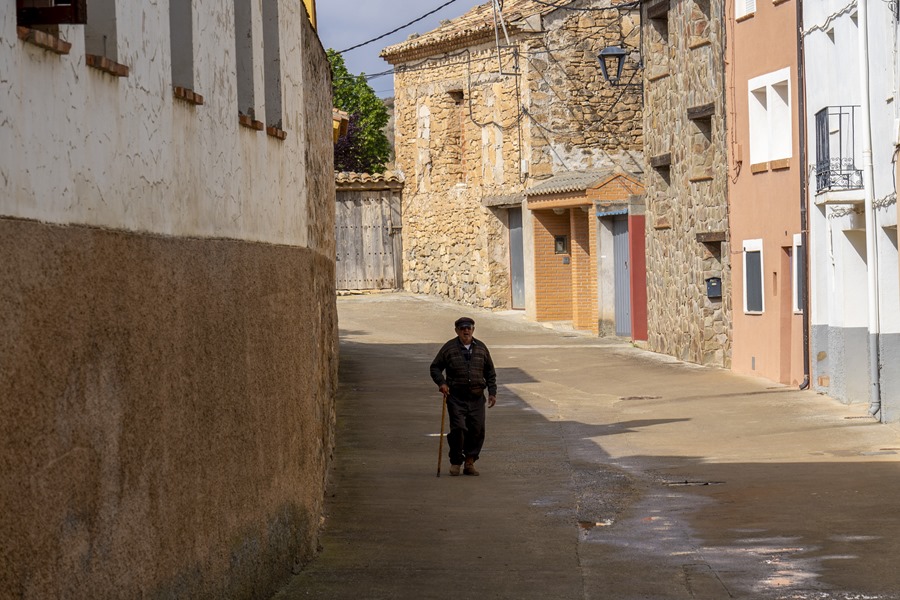 Un vecino de la localidad turolense de Cubla pasea por las calles de este pueblo