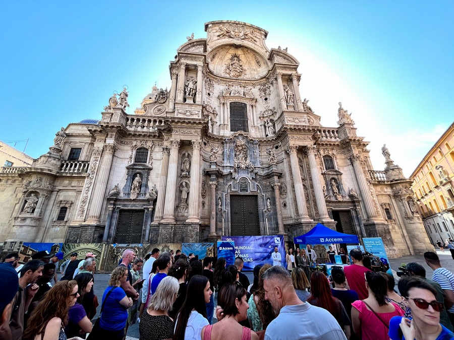 Conmemoración del Día Mundial de las Personas Regufiadas en la plaza del Cardenal Belluga, de Murcia